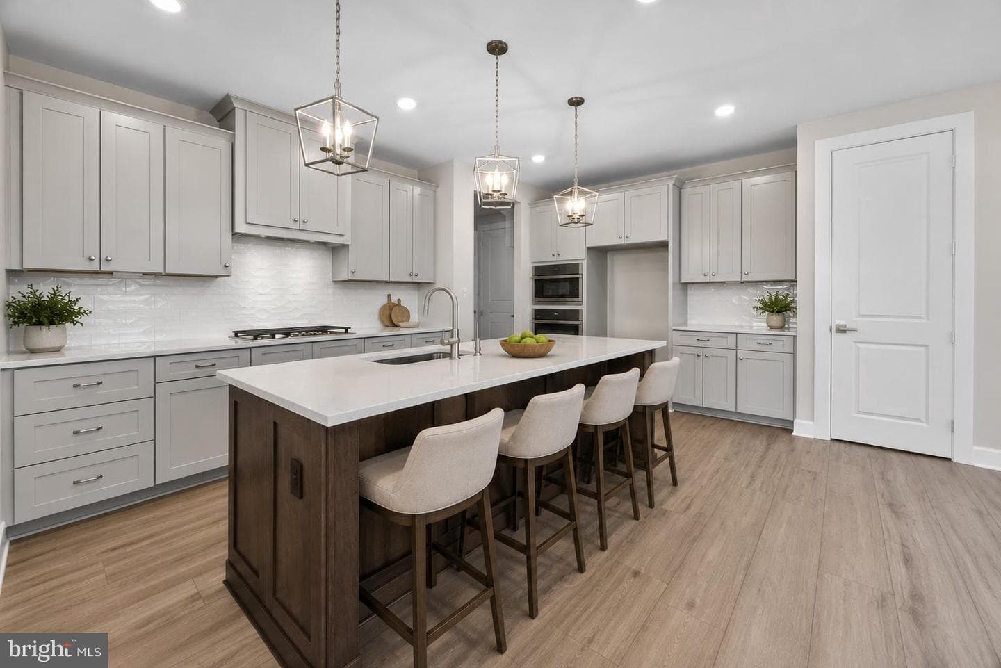 1458 Hydrangea Way photo 3