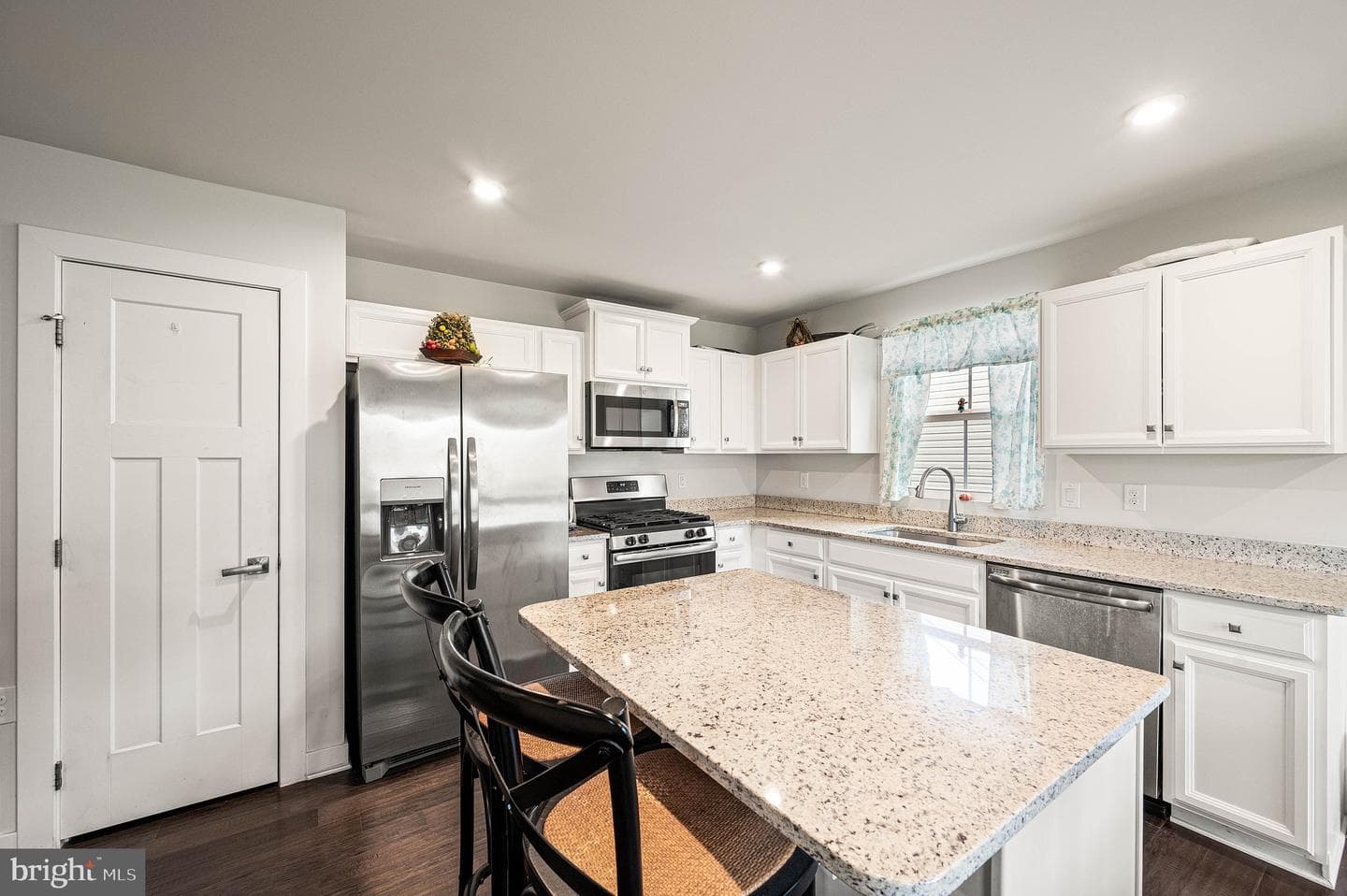 213 Folin Street photo 4