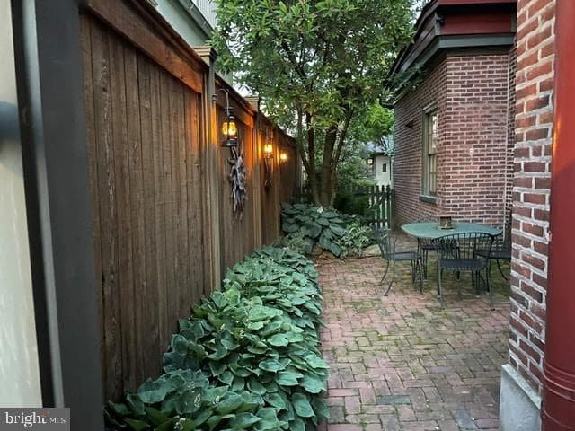 216 W Miner Street photo 2