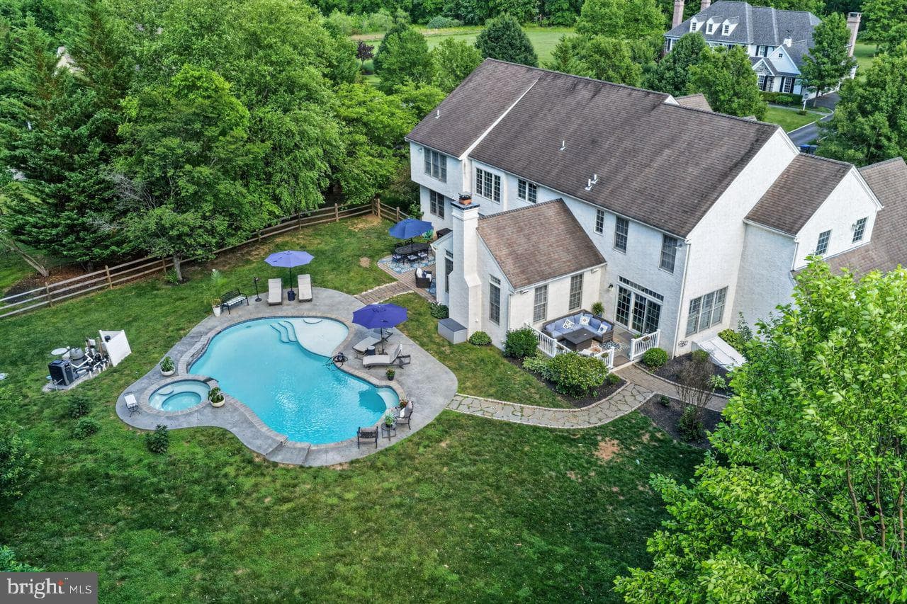 1704 Chantilly Lane photo 2
