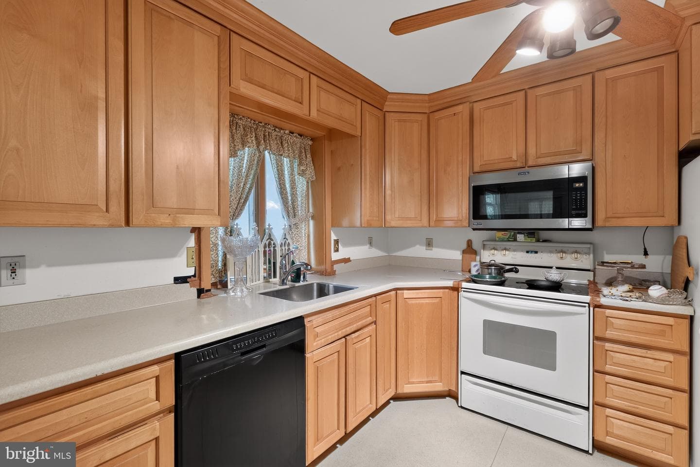 1 Lynn Boulevard photo 12
