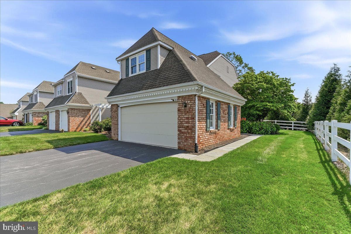 919 Samantha Circle photo 2
