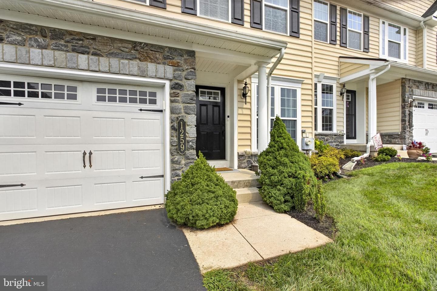 1259 Derry Lane photo 2