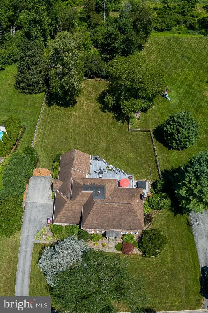 614 Thorncroft Drive photo 2