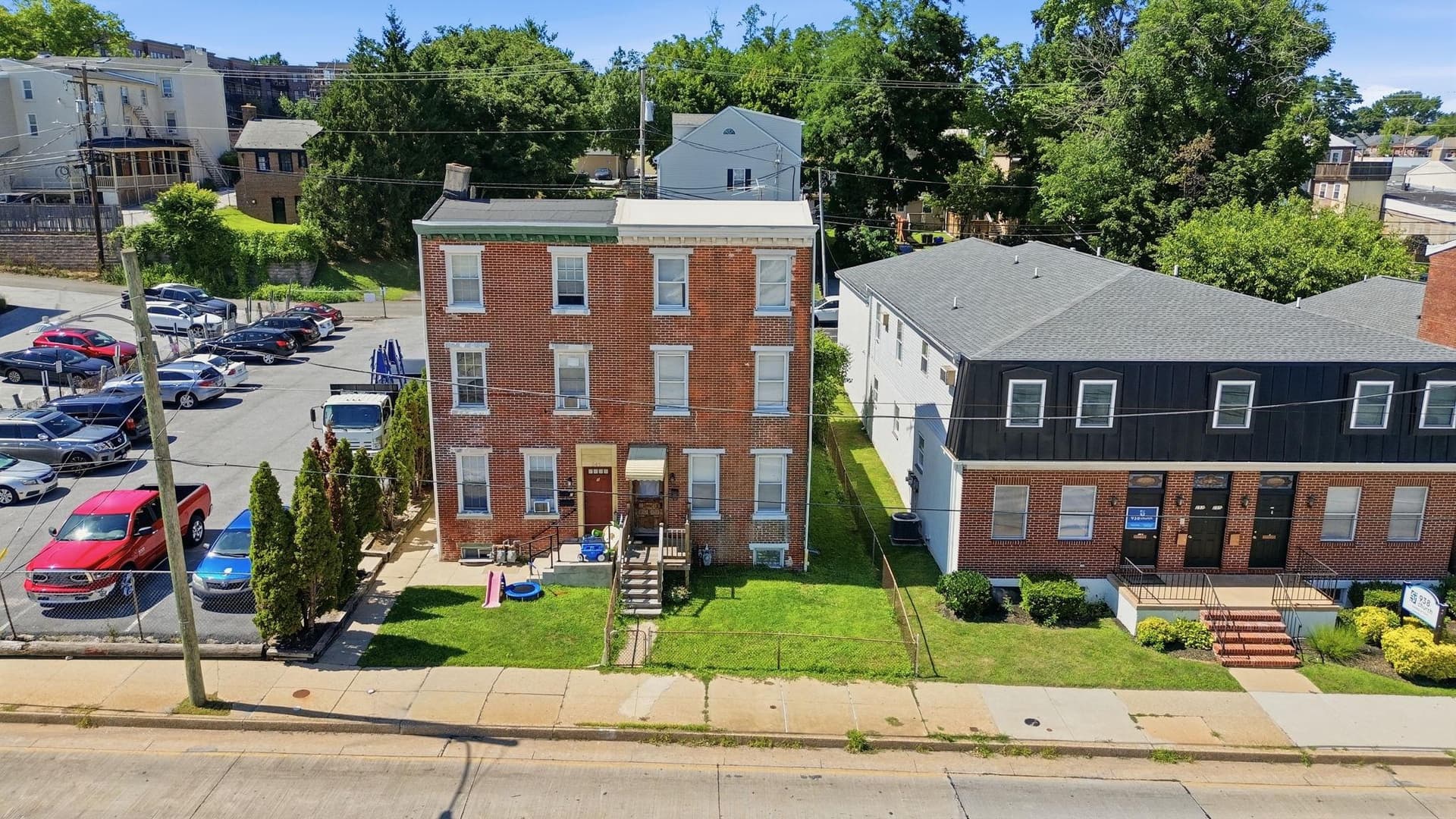251 E Market St photo 37