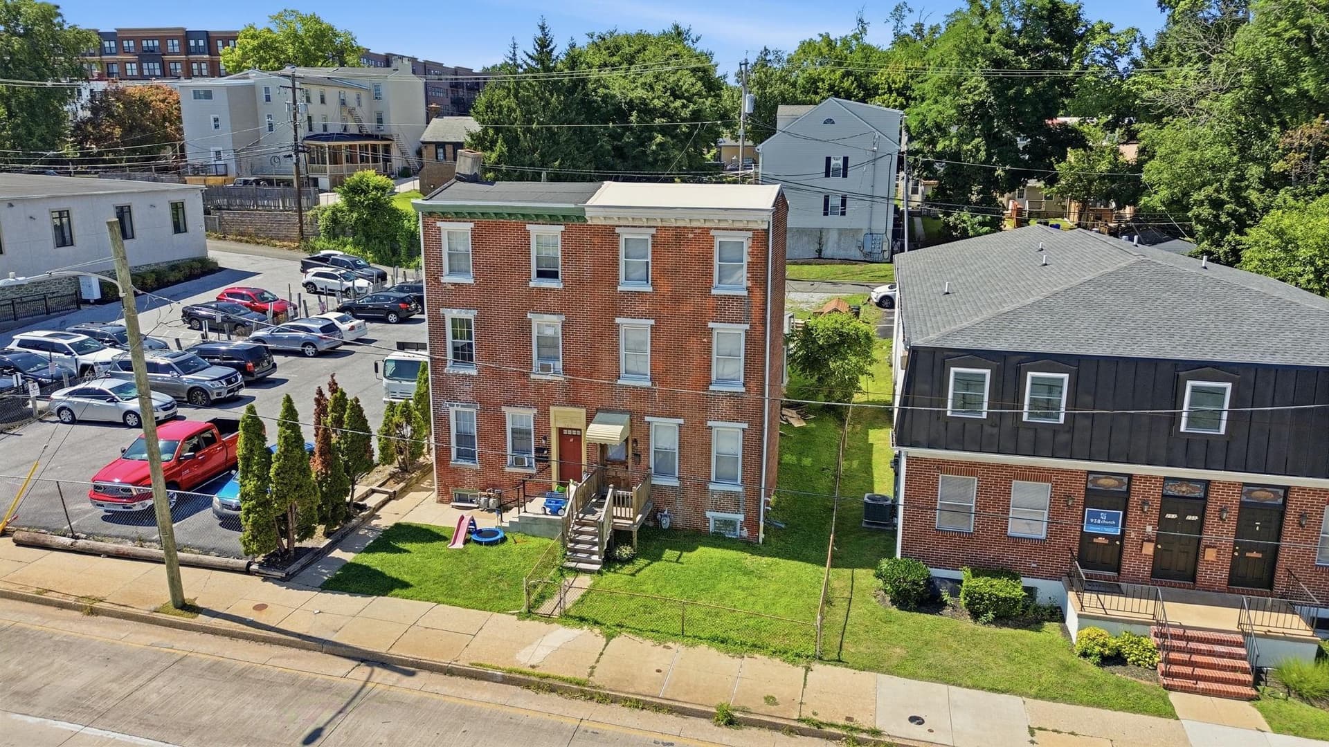 251 E Market St photo 38