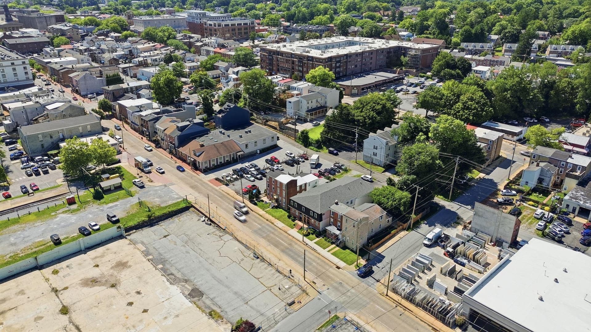 251 E Market St photo 41