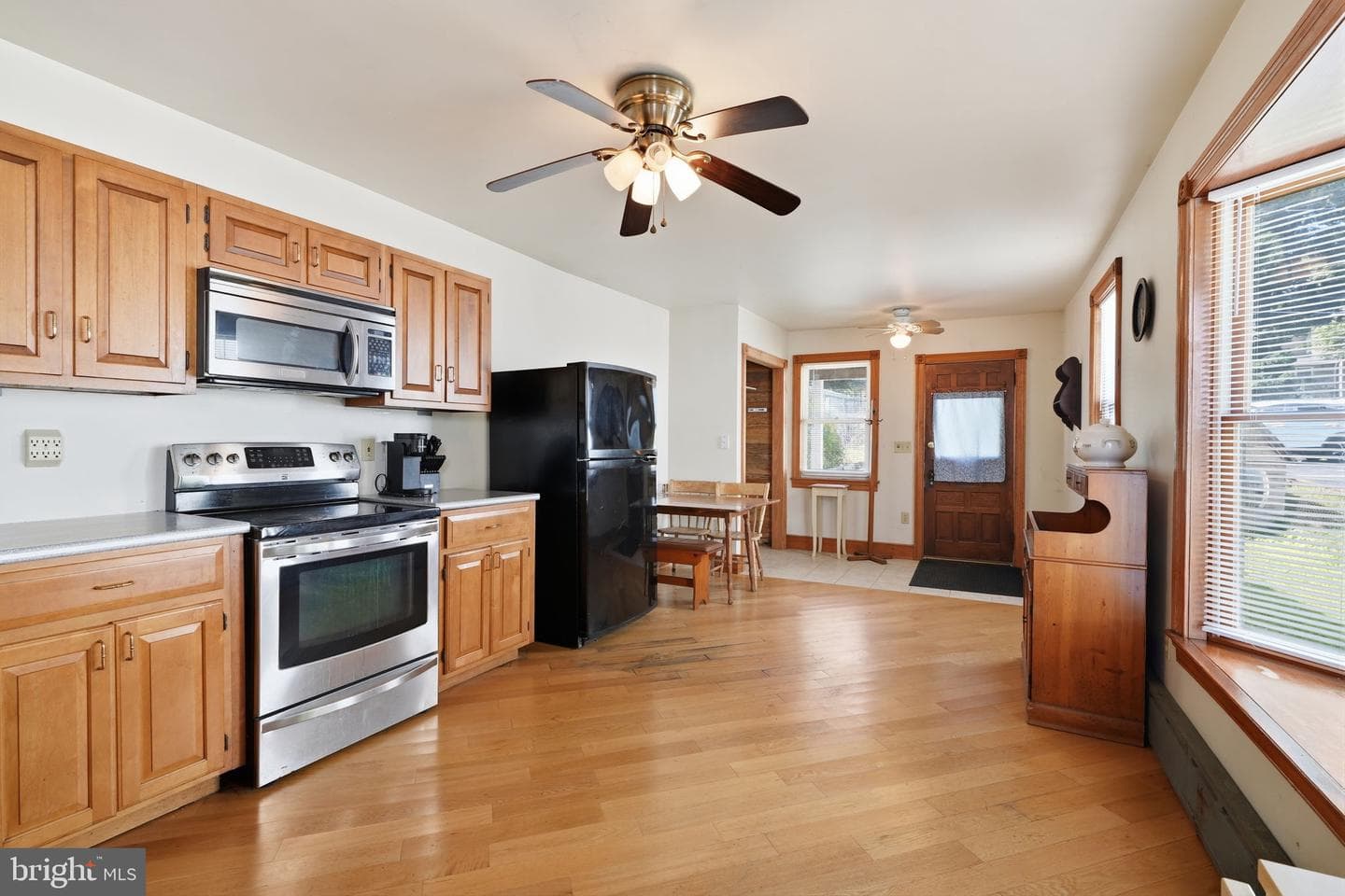 251 E Market St photo 8