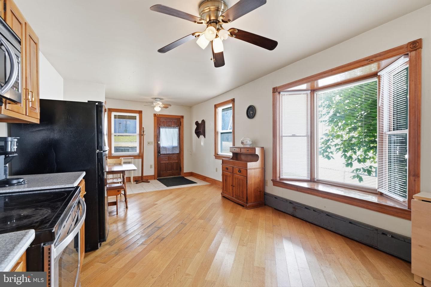 251 E Market St photo 9