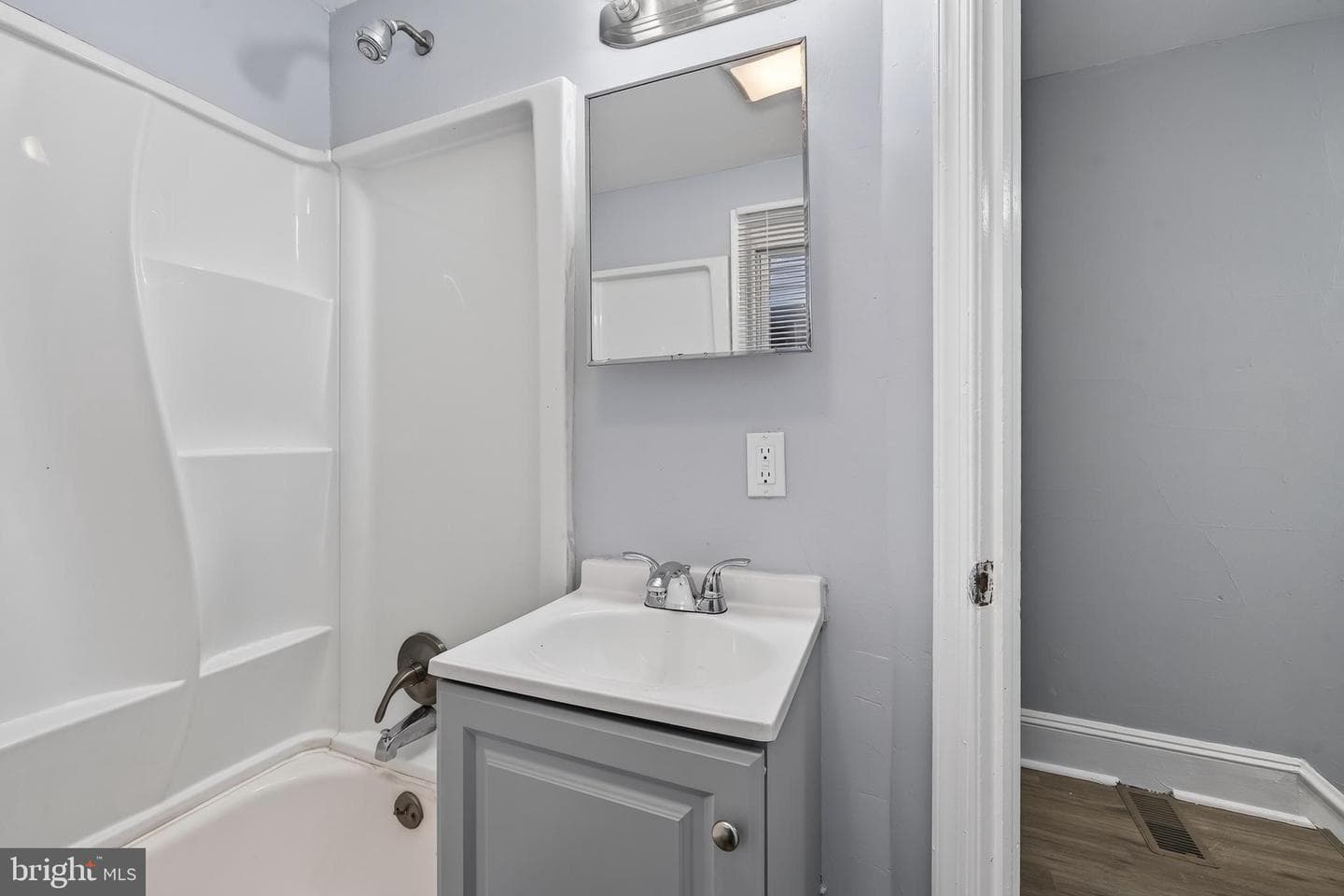605 Coates Street photo 19