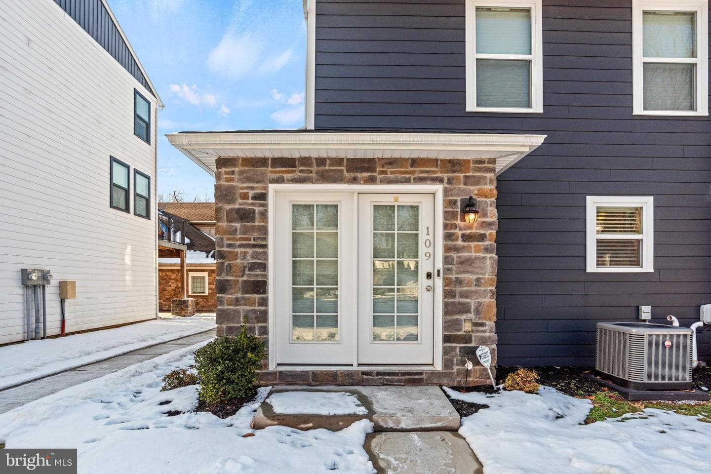 109 High Pointe Drive photo 2