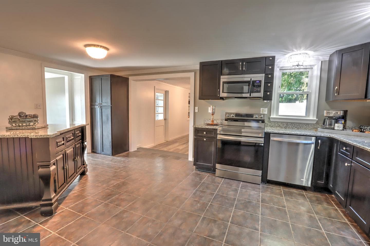 923 Colonial Road photo 10