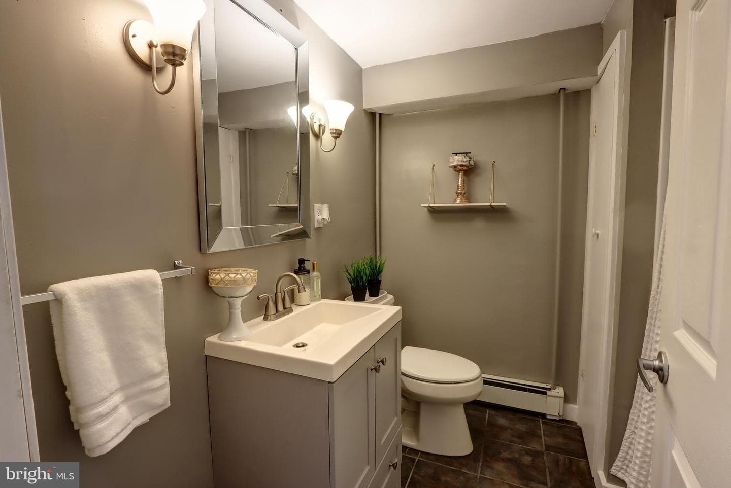 923 Colonial Road photo 15