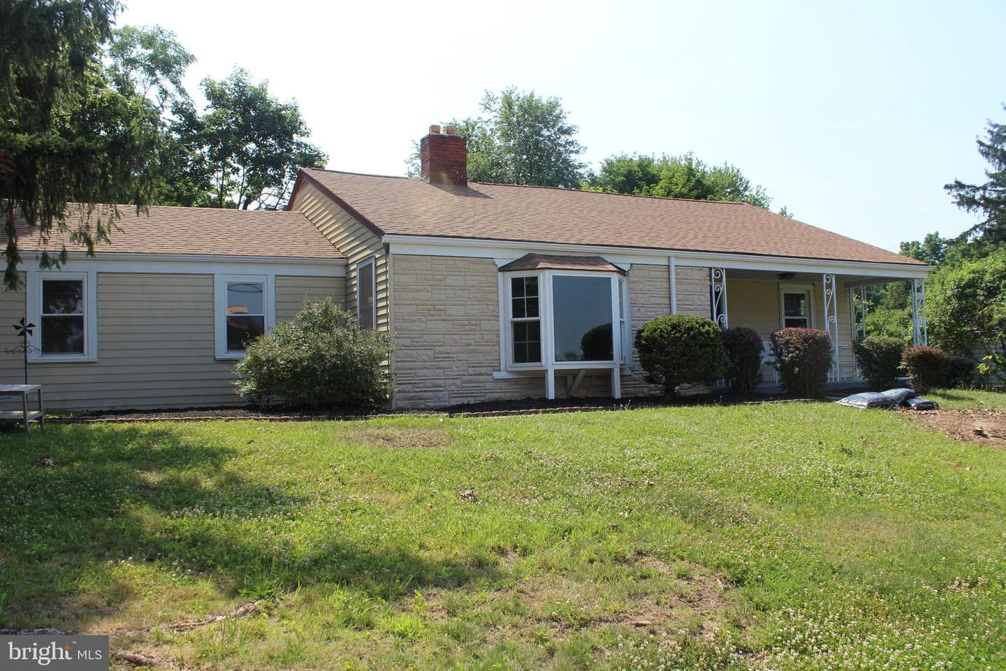 923 Colonial Road photo 2