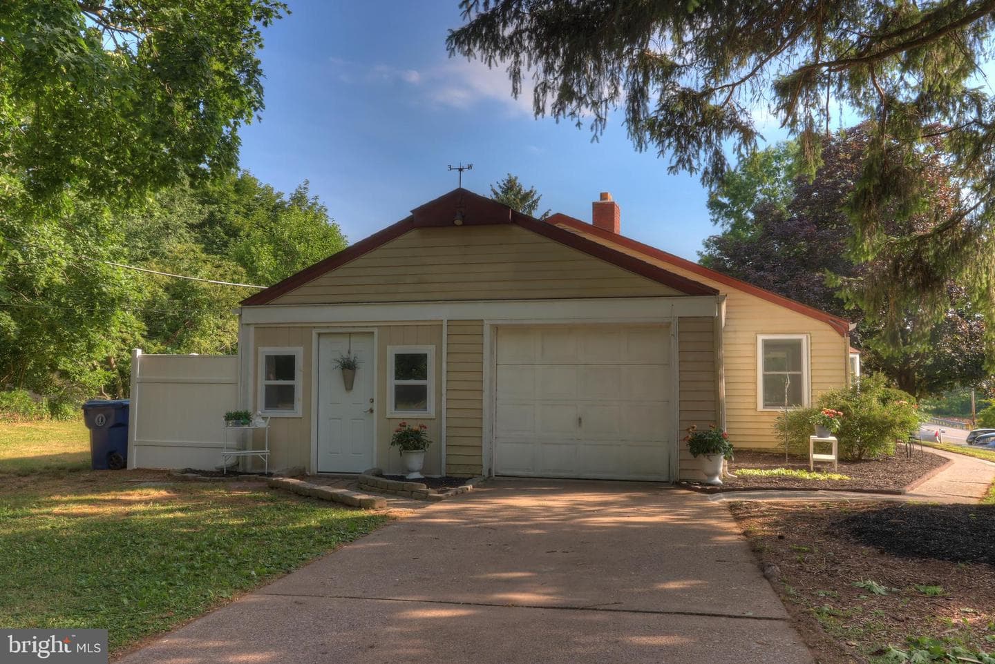 923 Colonial Road photo 3