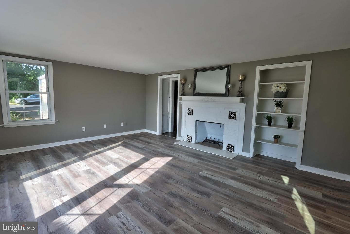 923 Colonial Road photo 6