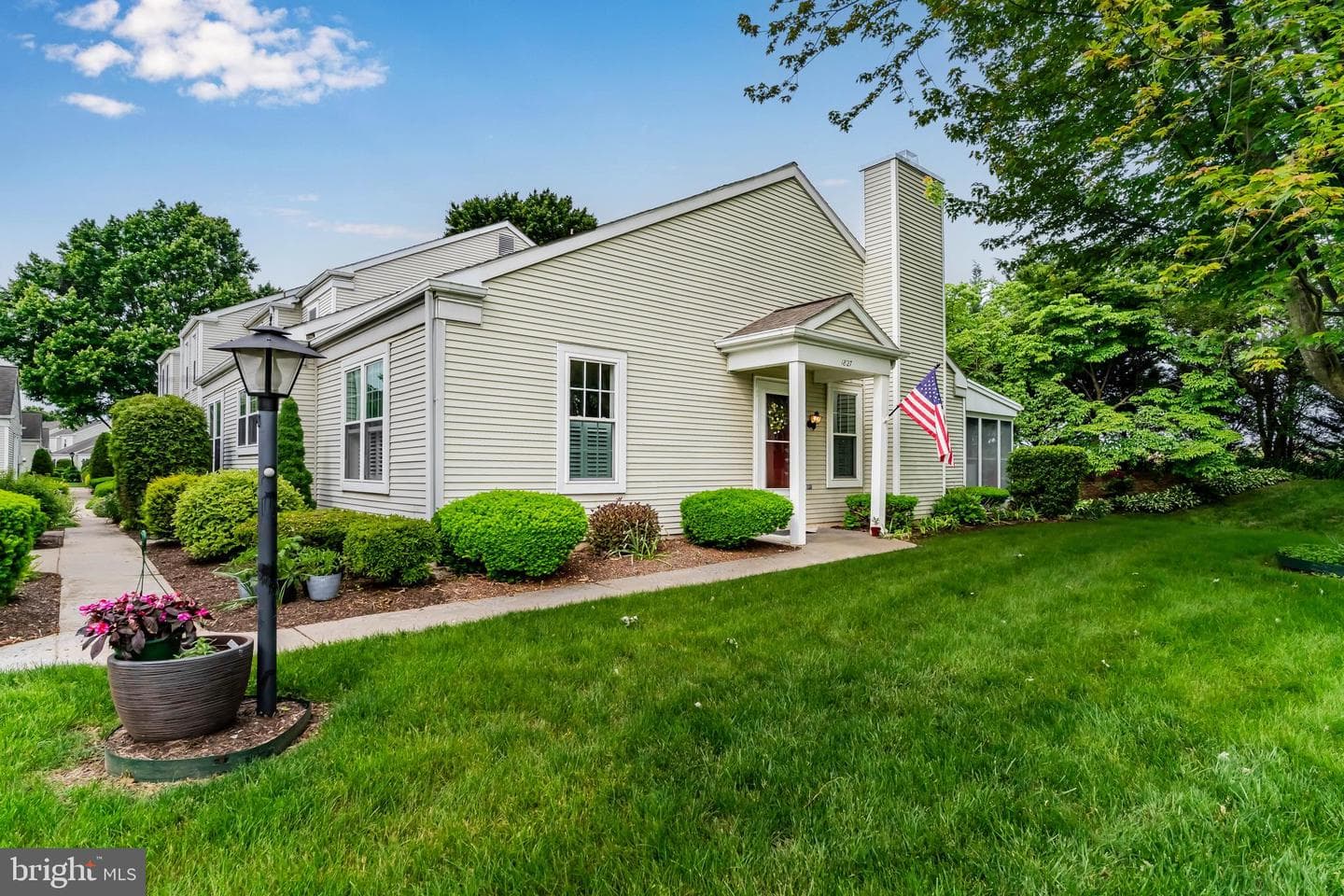 1827 Wexford Road photo 1