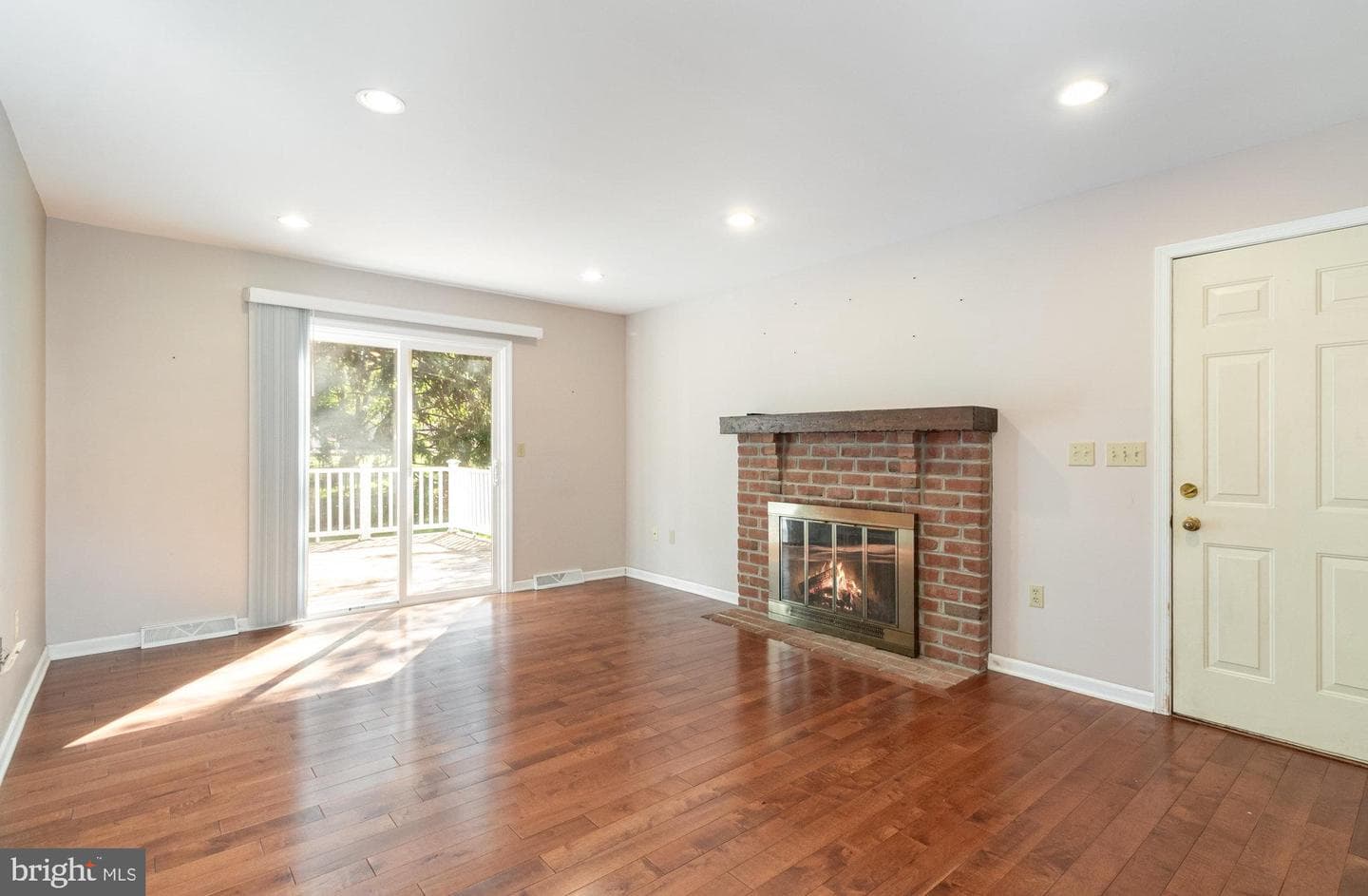 989 Kings Way W photo 10