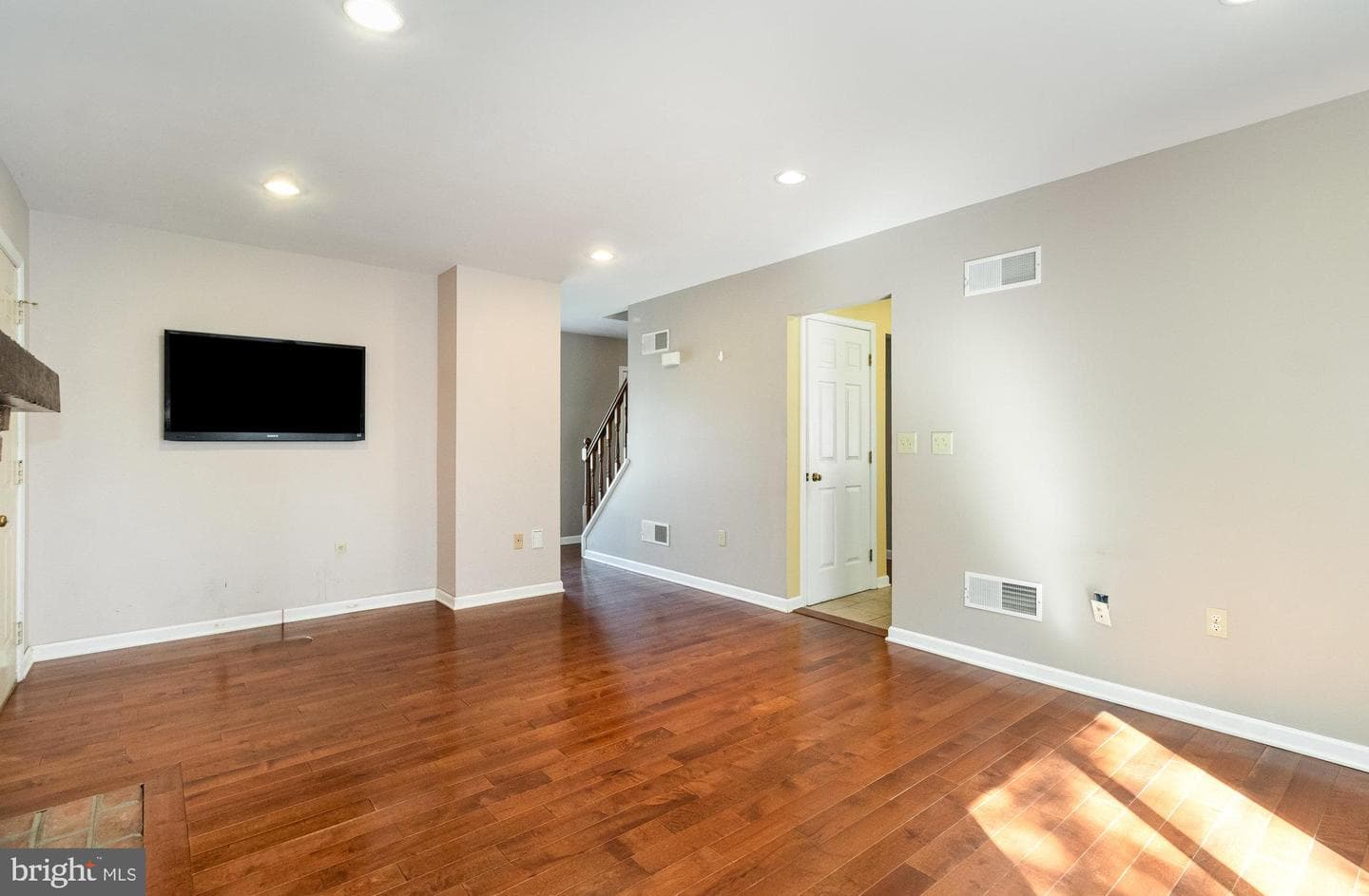 989 Kings Way W photo 11