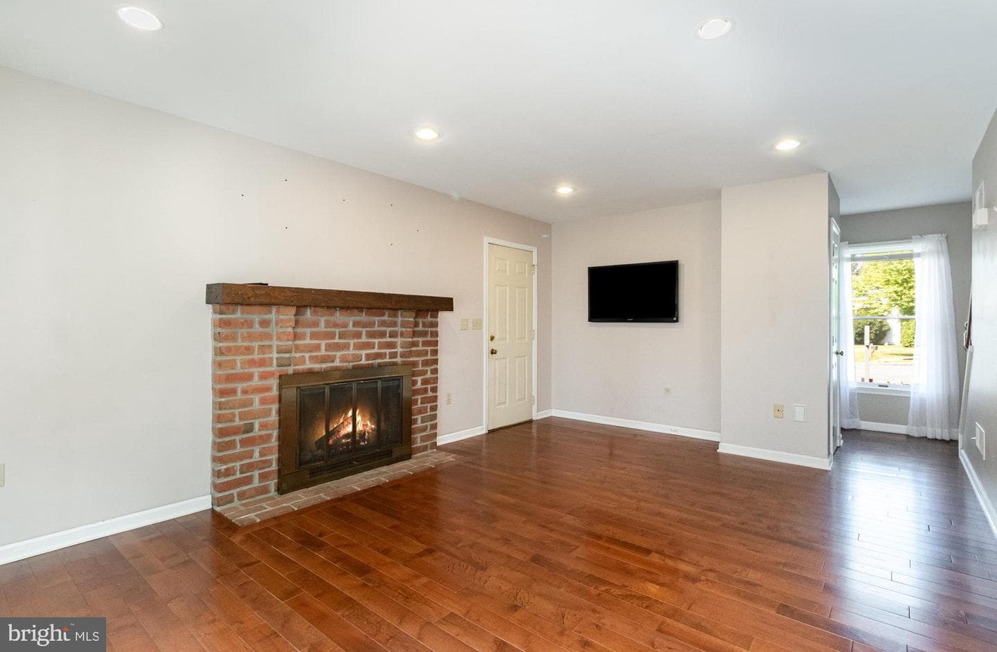 989 Kings Way W photo 12