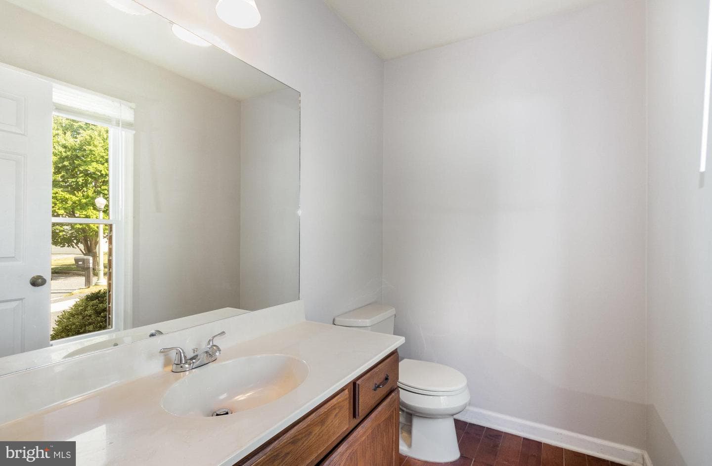 989 Kings Way W photo 13