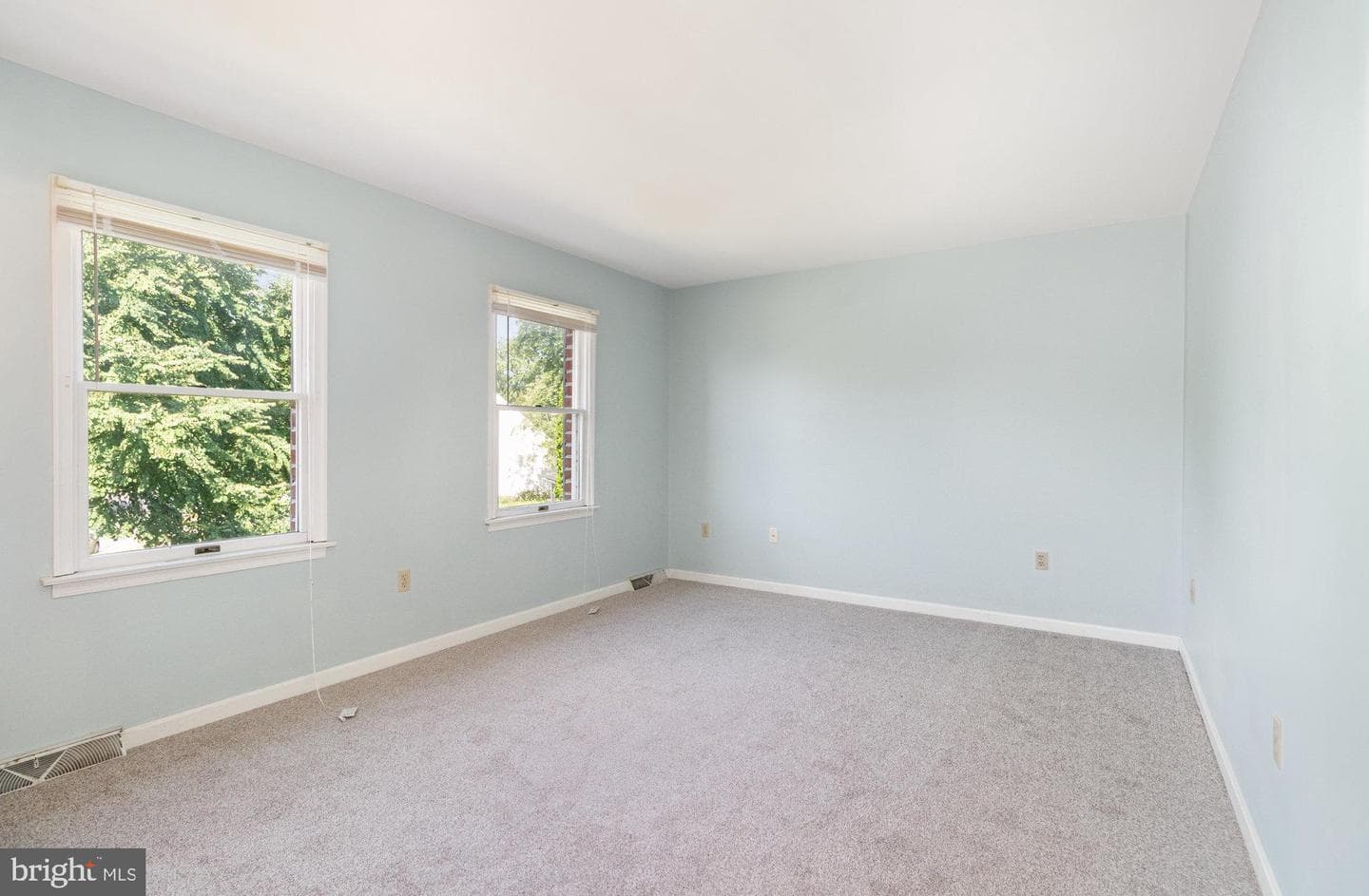 989 Kings Way W photo 14