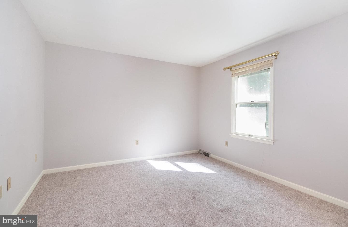 989 Kings Way W photo 17