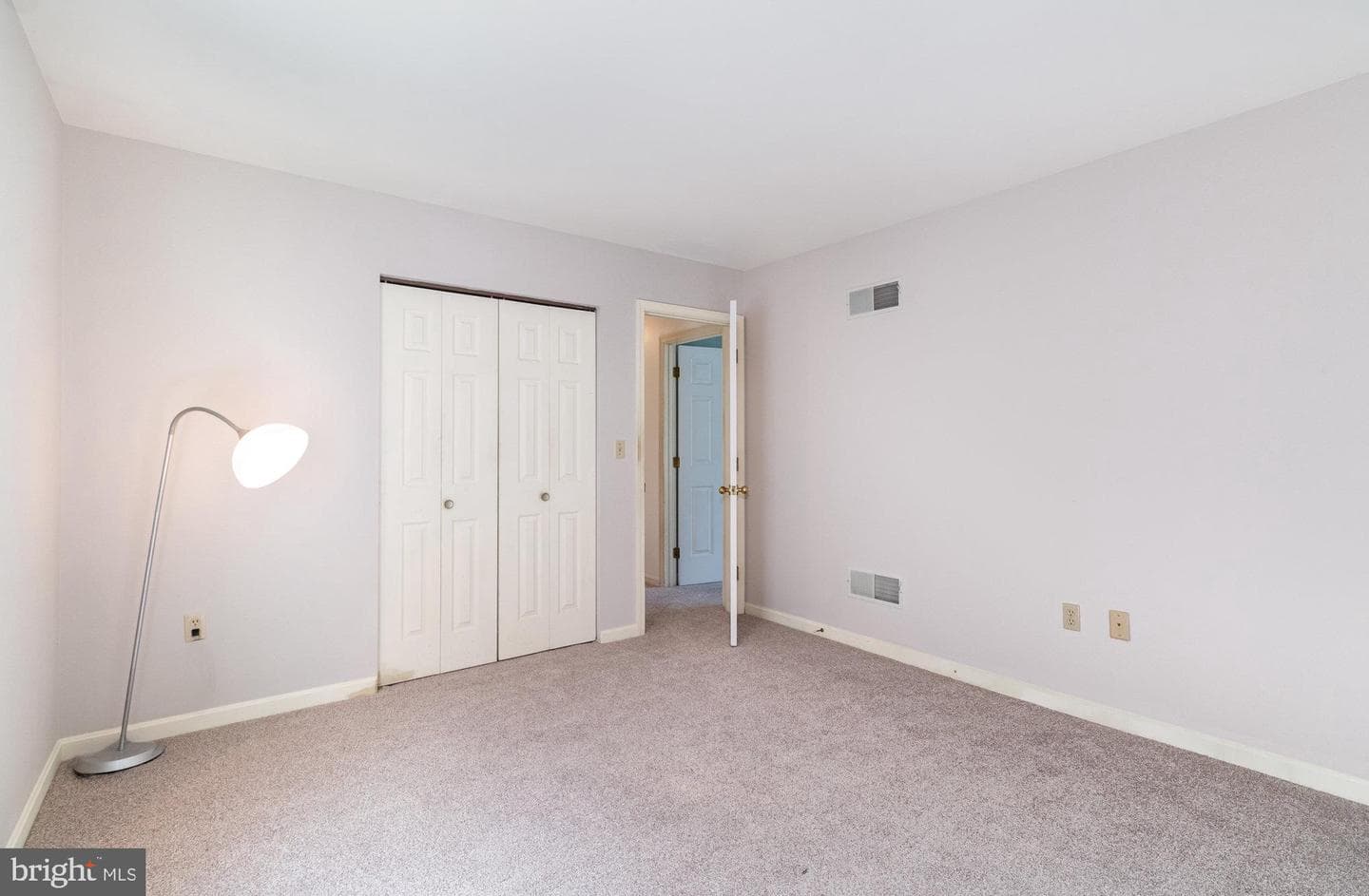 989 Kings Way W photo 18