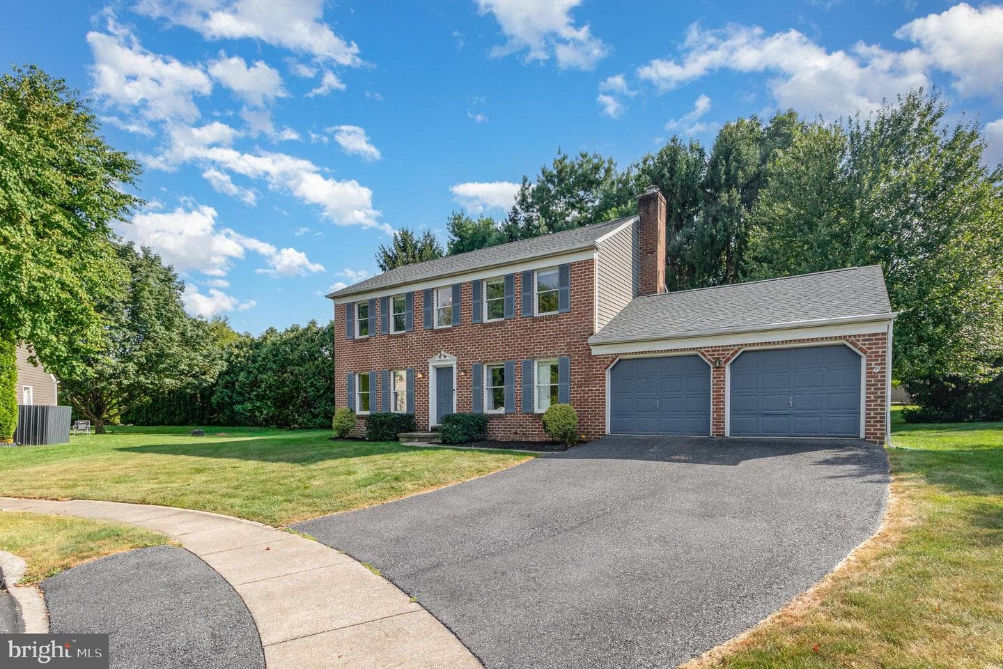 989 Kings Way W photo 2