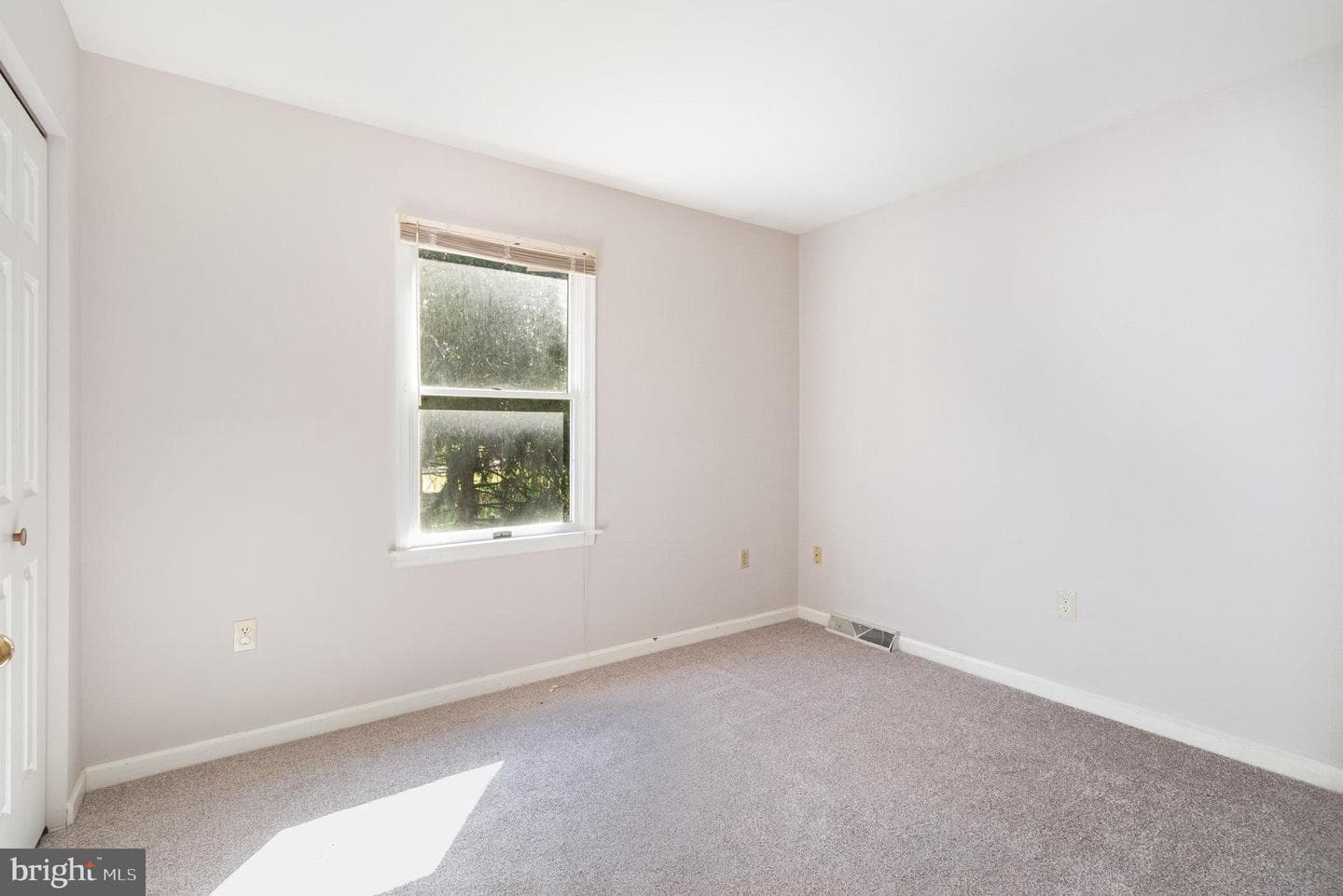 989 Kings Way W photo 21