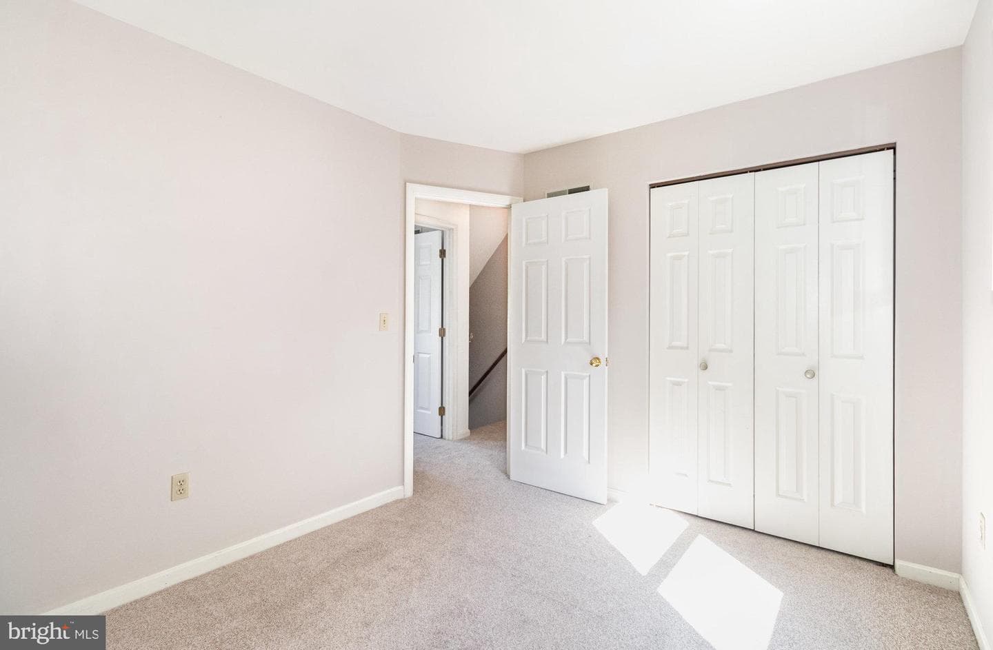 989 Kings Way W photo 22