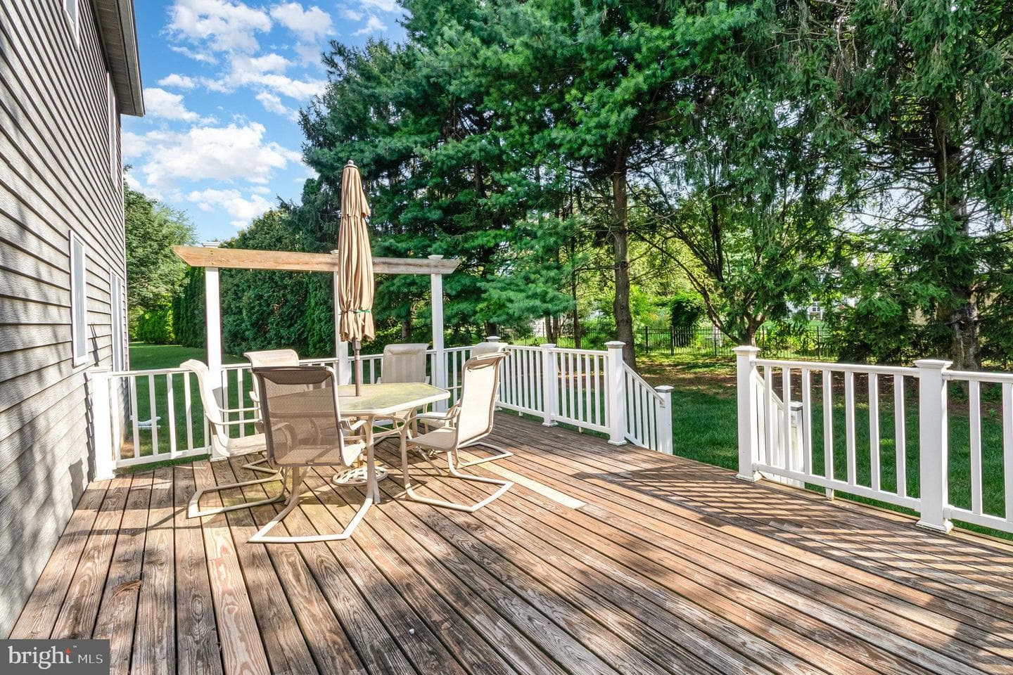 989 Kings Way W photo 25