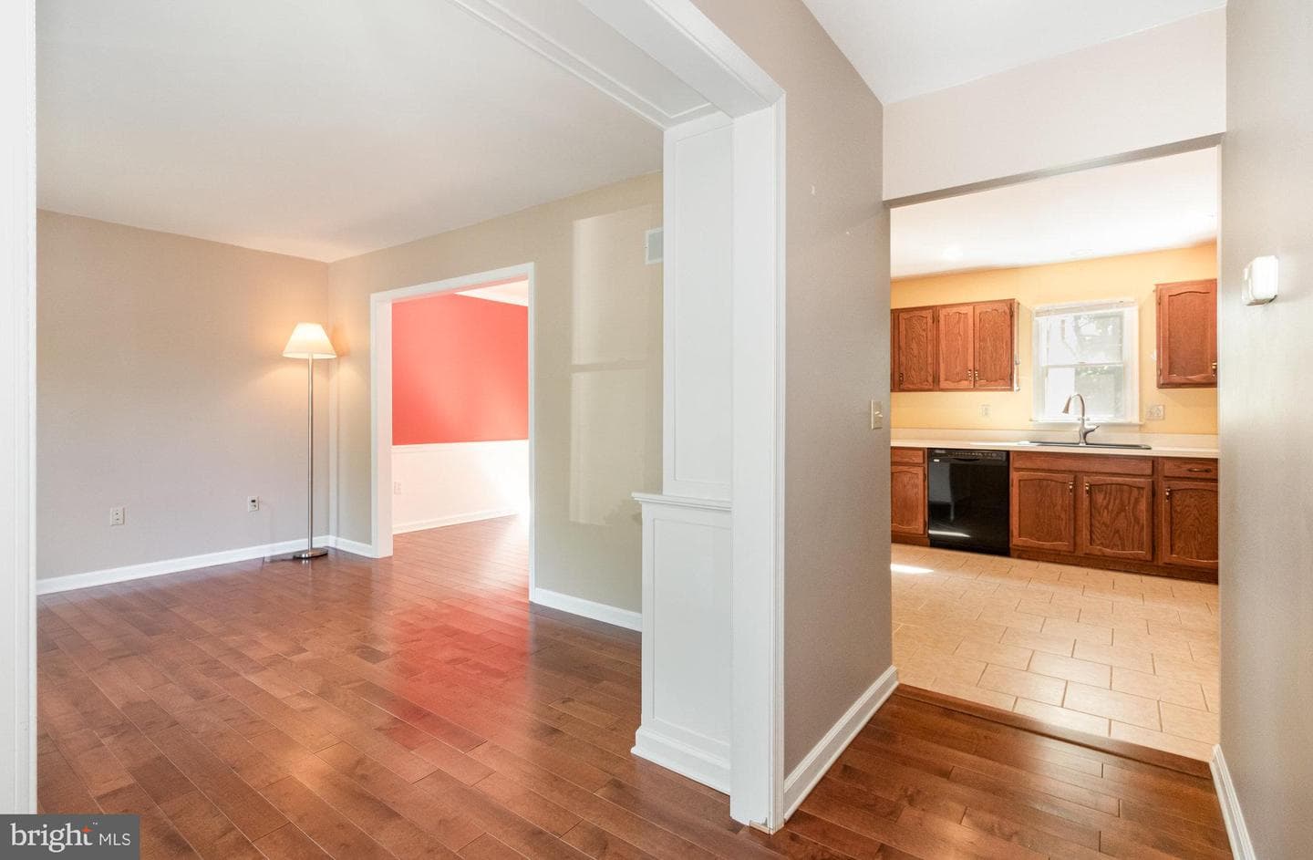 989 Kings Way W photo 3