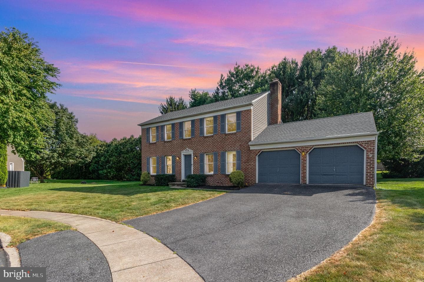 989 Kings Way W photo 32