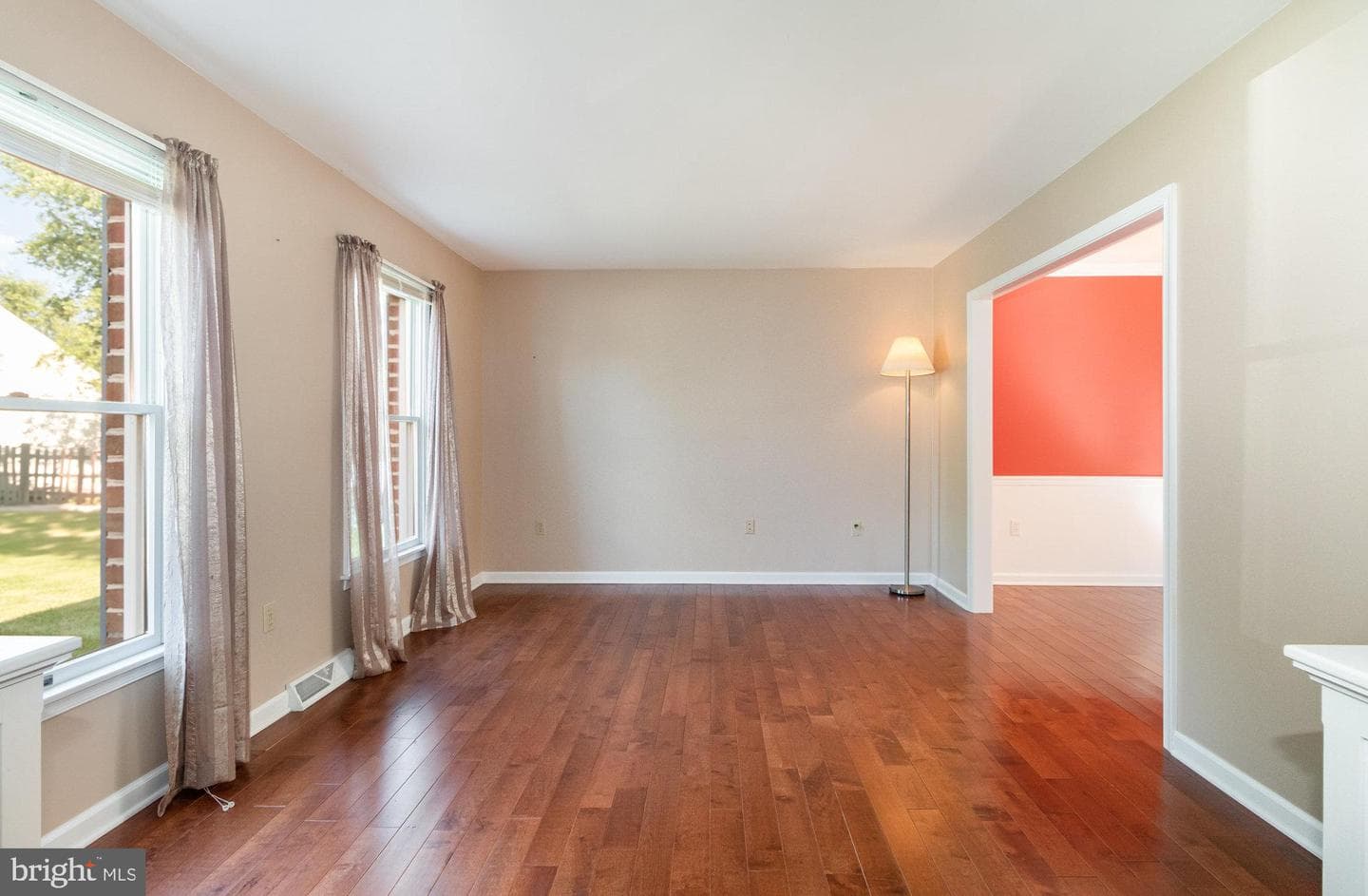 989 Kings Way W photo 4