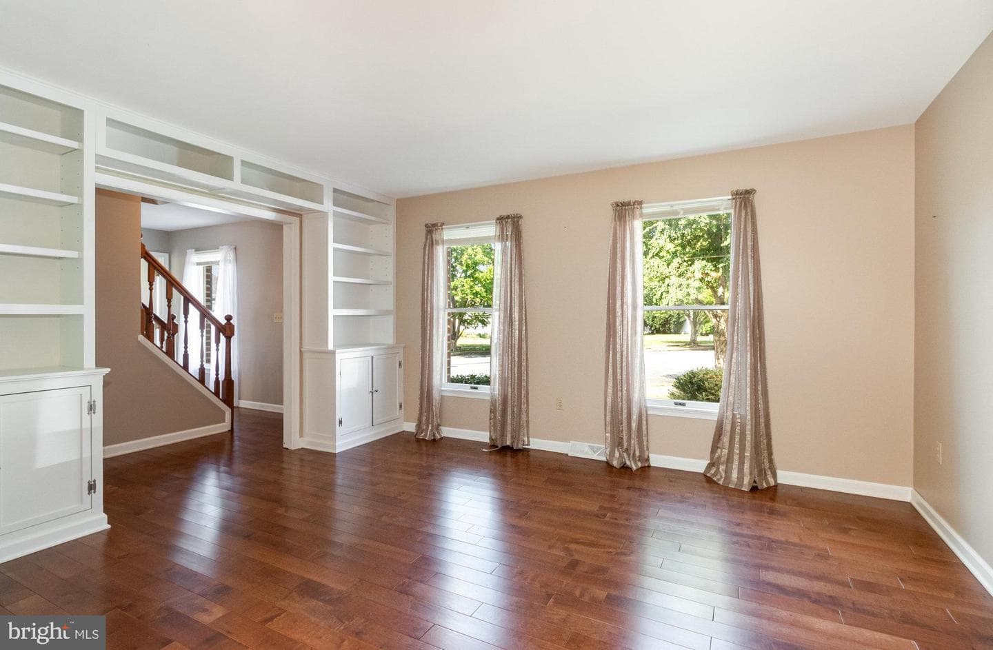989 Kings Way W photo 5