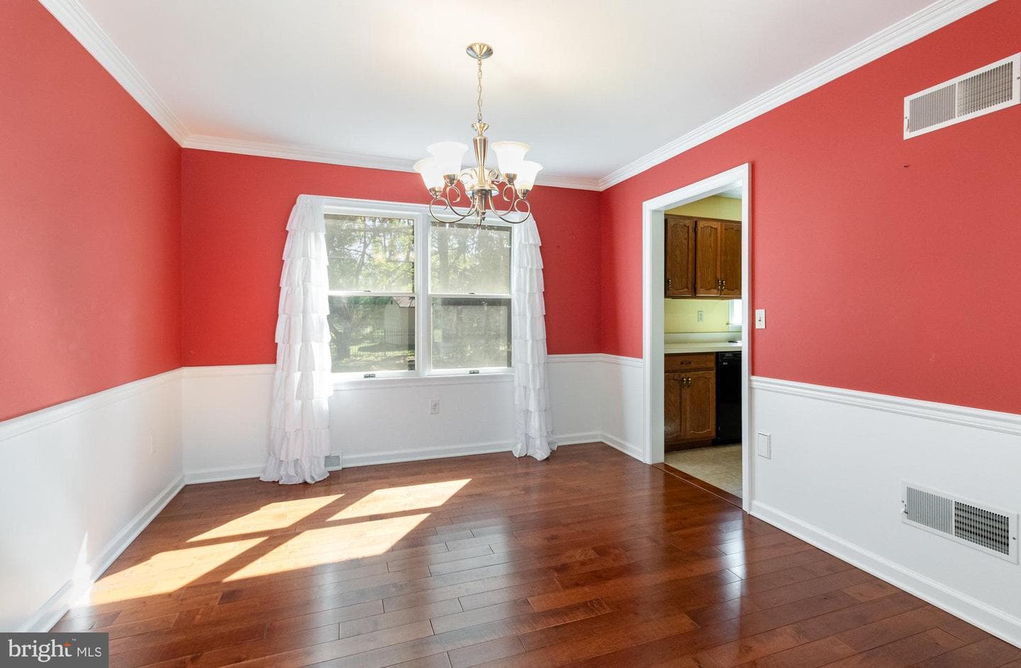 989 Kings Way W photo 6