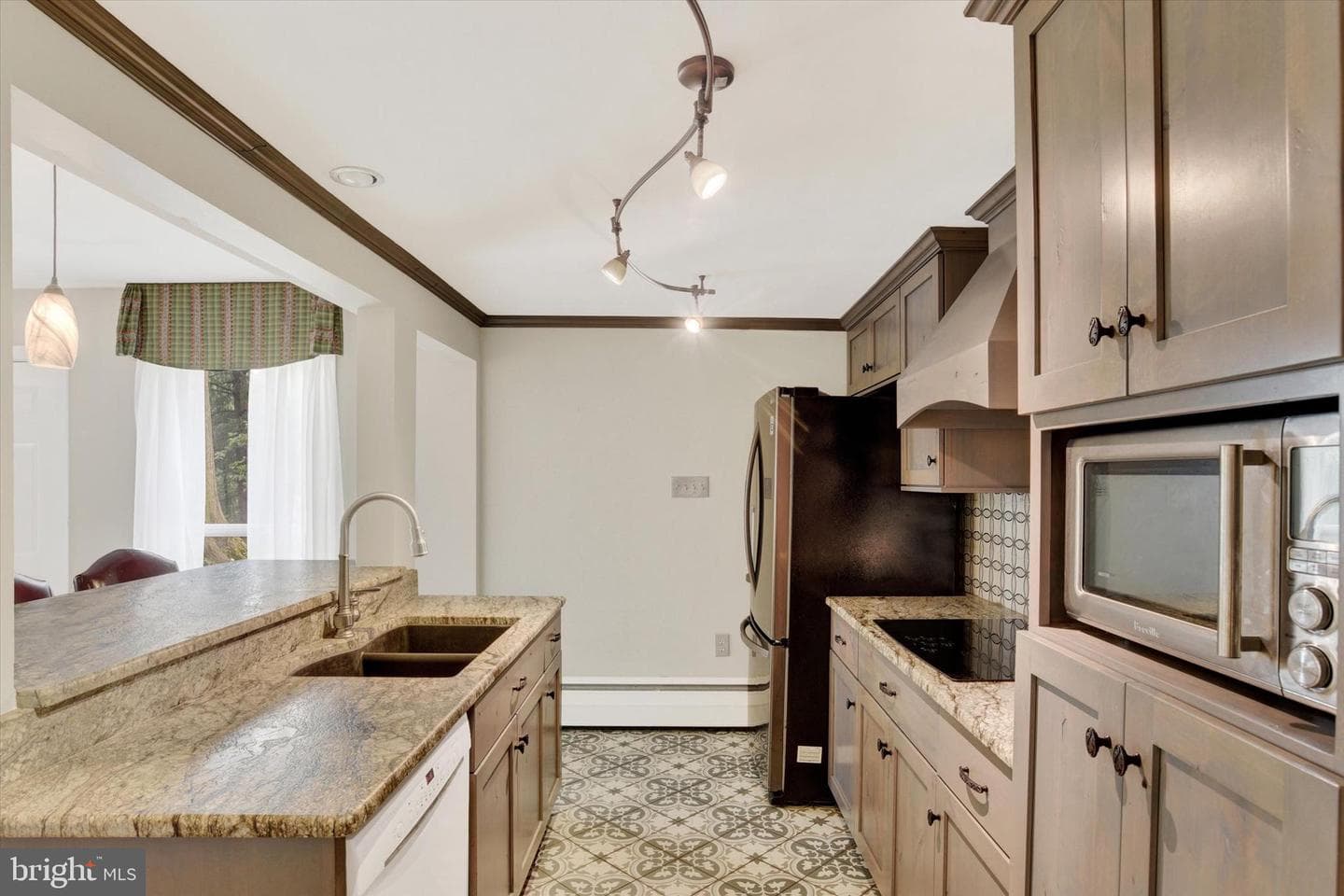1502 Knollcrest Road photo 9