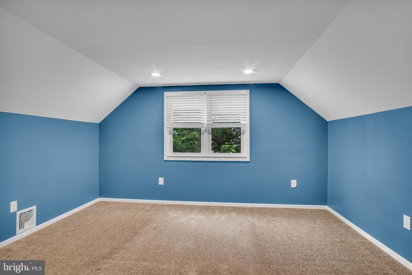 520 W Caracas Avenue photo 17