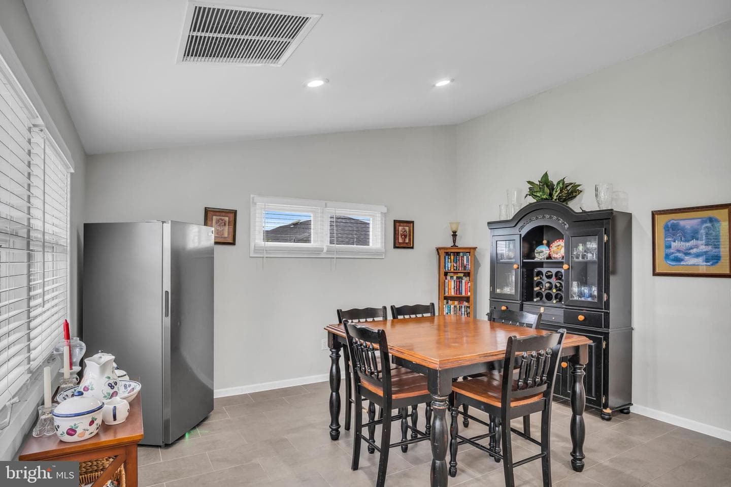 520 W Caracas Avenue photo 8
