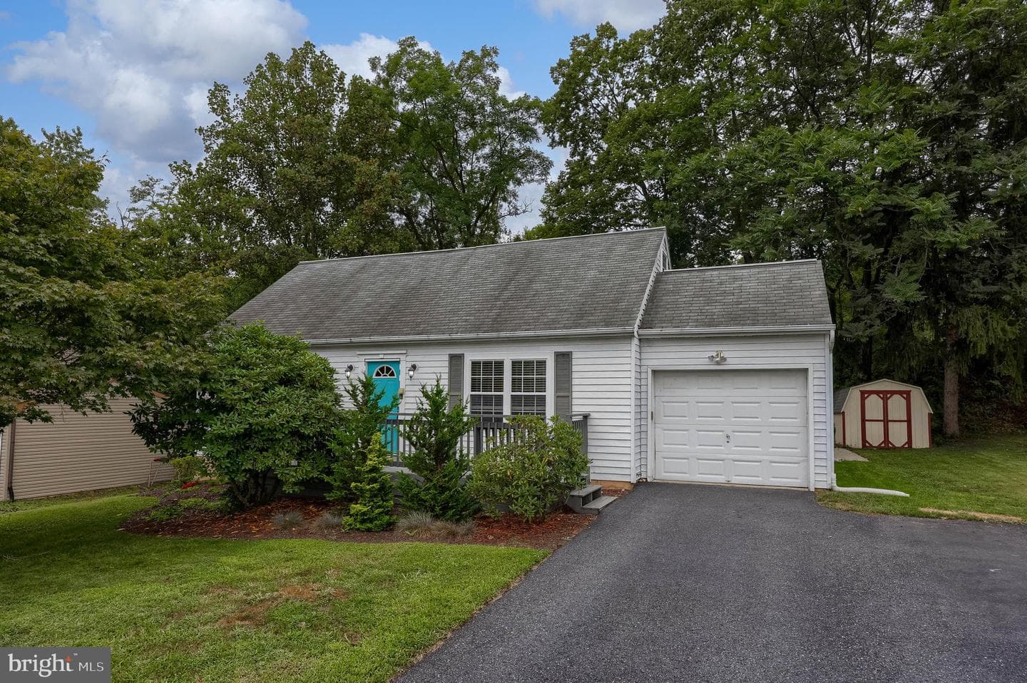 983 Blue Jay Road photo 3
