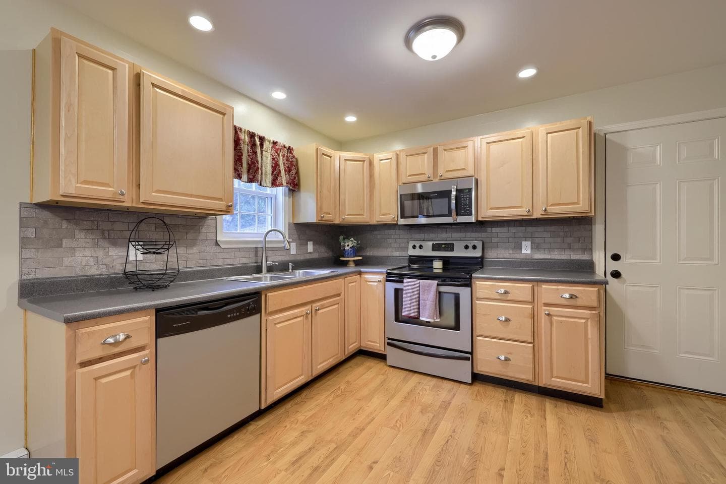 983 Blue Jay Road photo 4
