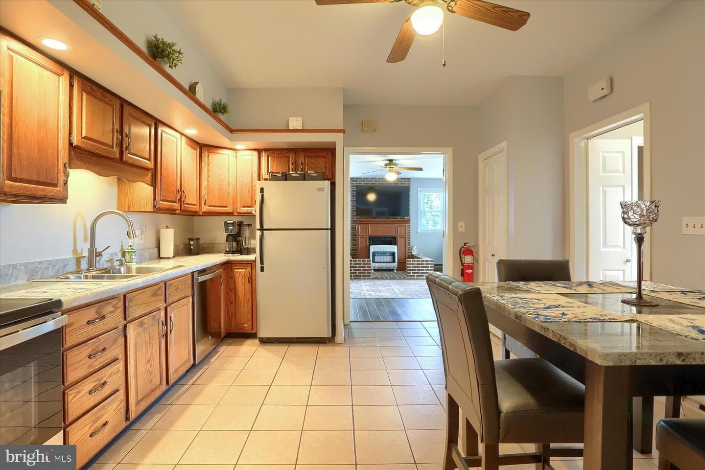 570 Chambers Street photo 11