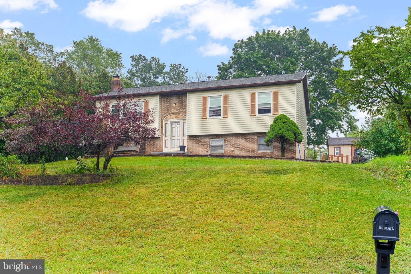 6221 Hocker photo 2