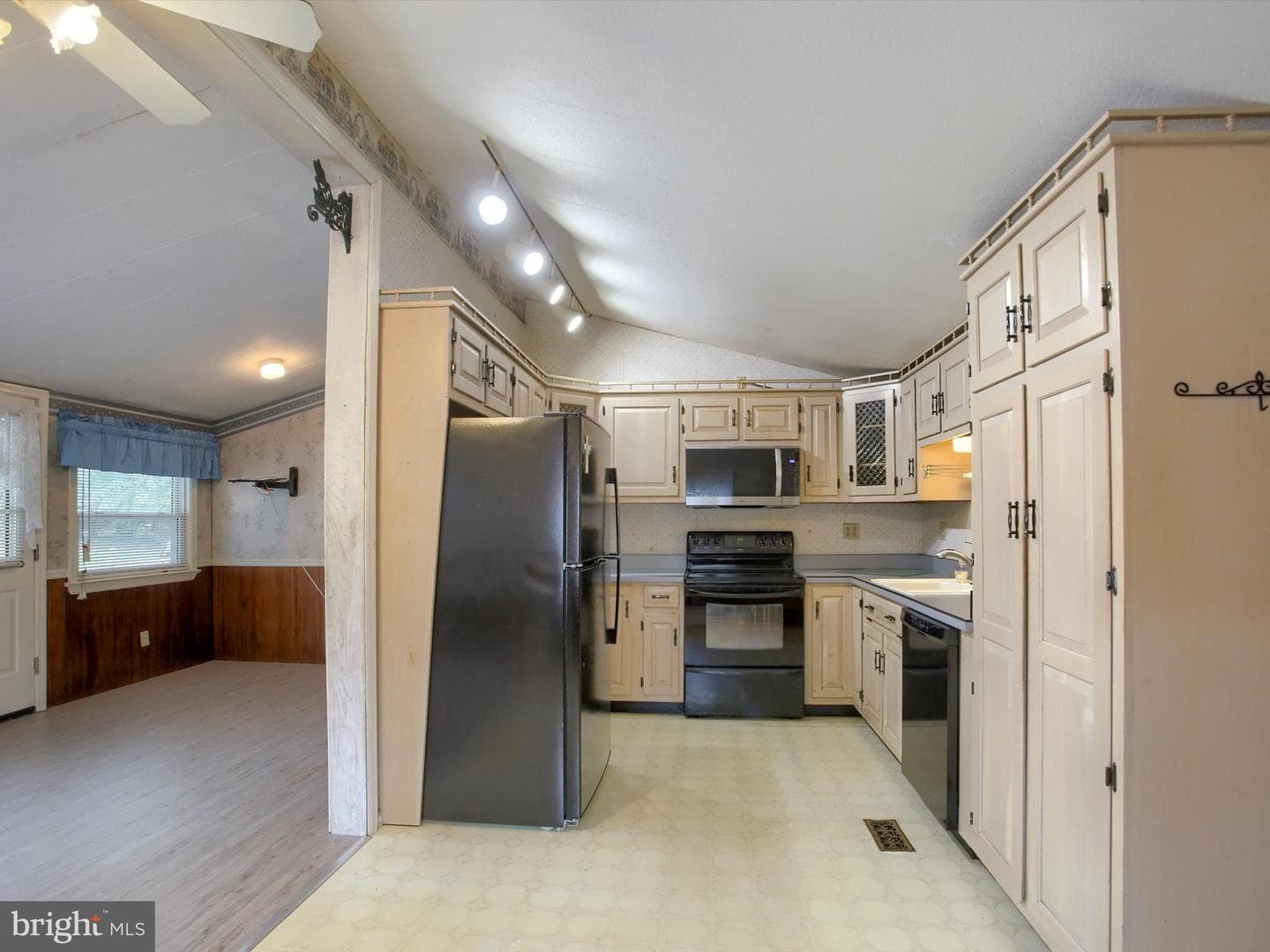 1028 Kathryn Avenue photo 8