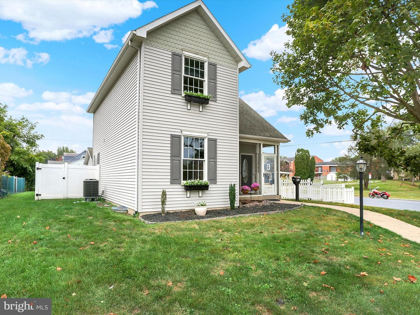 539 Linden Street photo 2