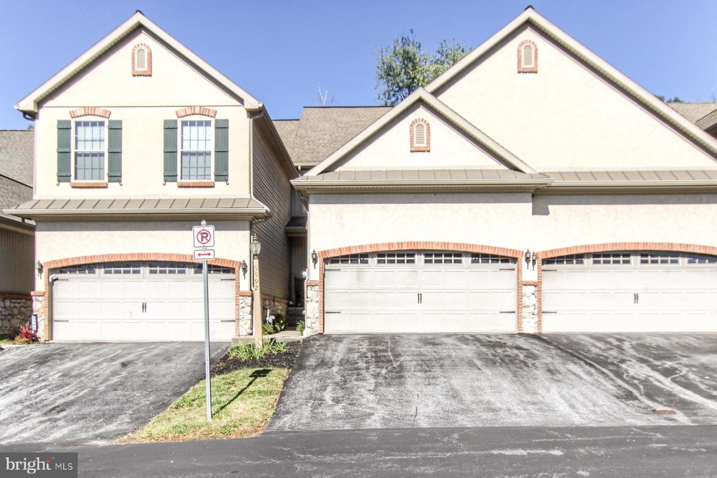 5592 Twilight Drive photo 2