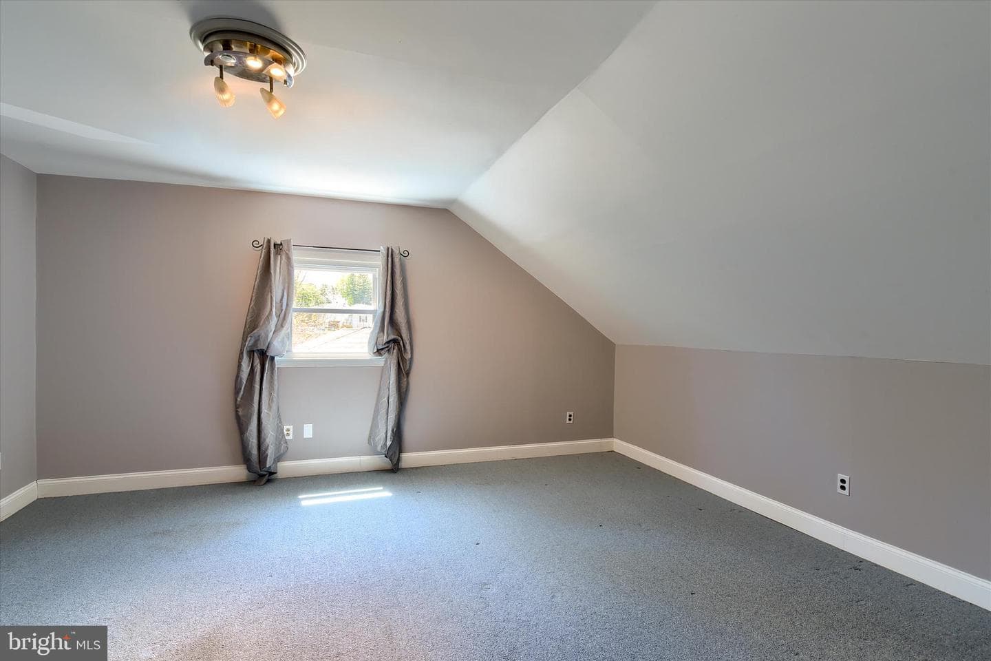 139 Hollywood Drive photo 27