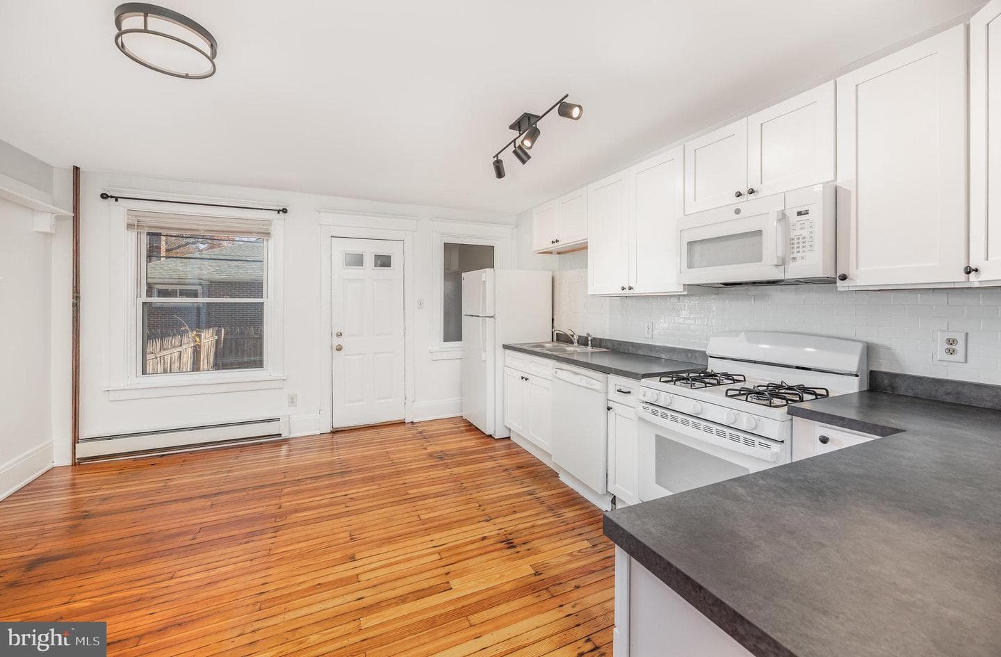 2447 Penn Street photo 6