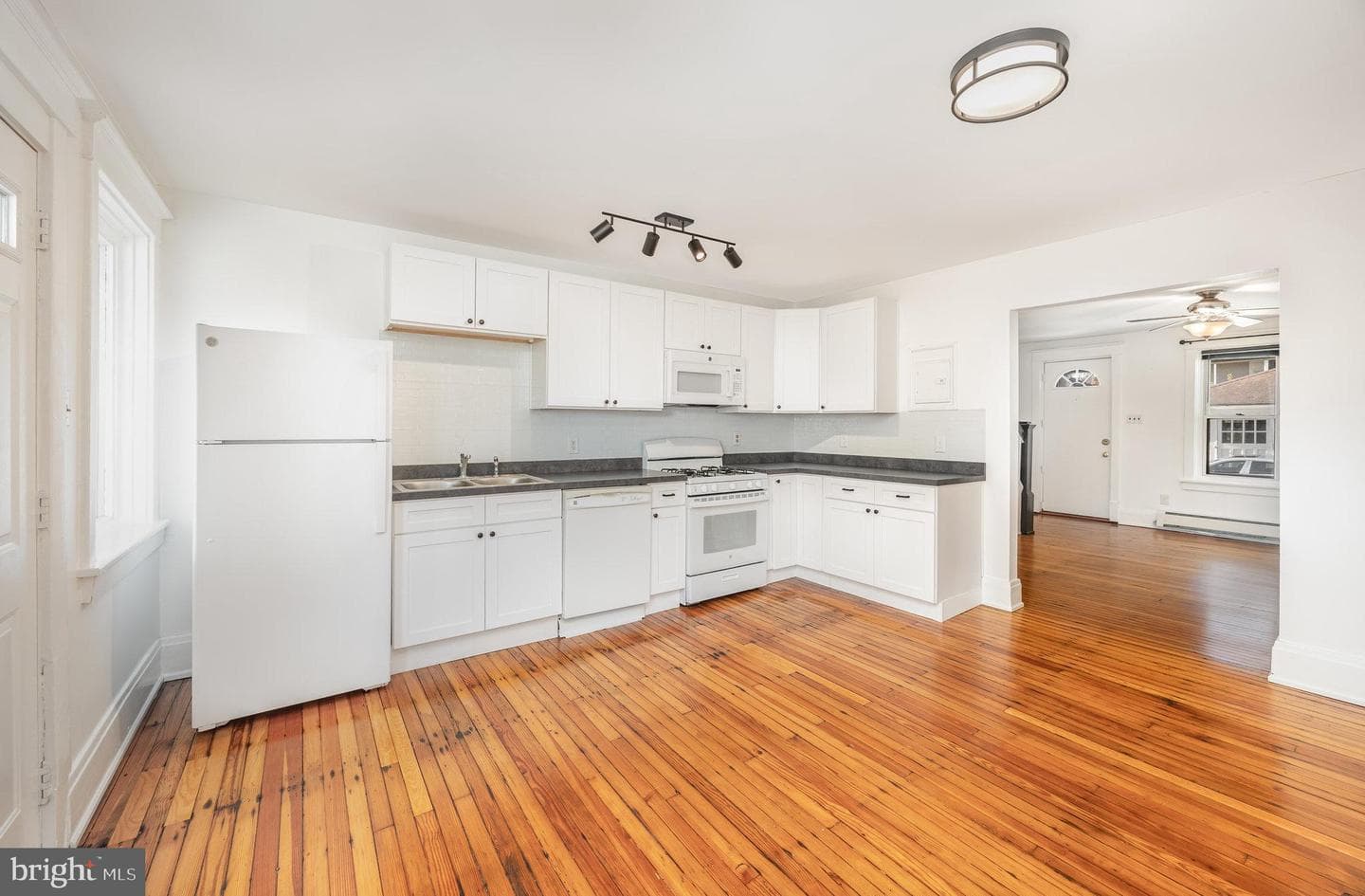 2447 Penn Street photo 9